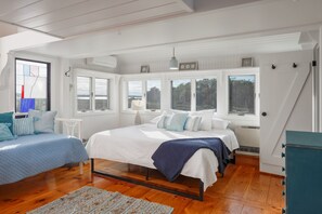 3 habitaciones, escritorio y tabla de planchar con plancha