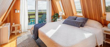 3 sovrum, skrivbord, strykjärn/strykbräda och resesäng