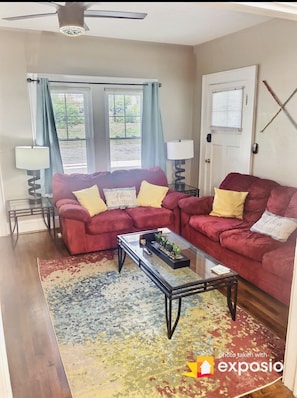 Smart-TV, Kamin, Bücher