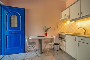 Réfrigérateur, cafetière/bouilloire, chaise haute, tables à manger