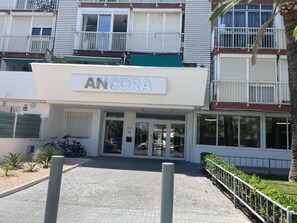 Exterior detail - InmoBooking Loft Ancora, 5 minutes walk from the beach. (La Pineda)