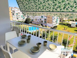 Outdoor dining - InmoBooking Loft Ancora, 5 minutes walk from the beach. (La Pineda)