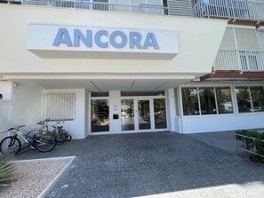 Exterior detail - InmoBooking Loft Ancora, 5 minutes walk from the beach. (La Pineda)