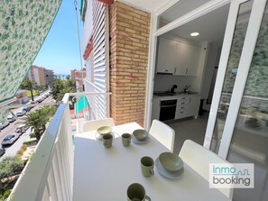 Outdoor dining - InmoBooking Loft Ancora, 5 minutes walk from the beach. (La Pineda)