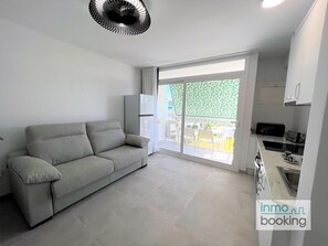 Interior - InmoBooking Loft Ancora, 5 minutes walk from the beach. (La Pineda)
