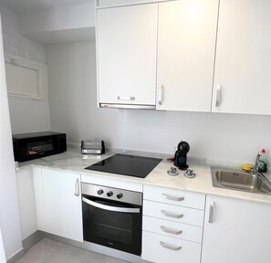 Fridge, microwave, dishwasher, coffee/tea maker