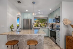 Refrigerador, microondas, horno y parrilla de estufa