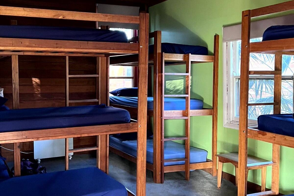 Habitación con literas y ventana.