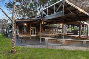 Dining - Mingling Waters (Nowa Nowa)