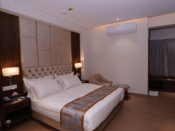 Premium bedding, down duvets, free minibar items, in-room safe