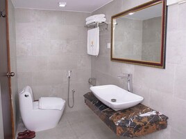 Habitación Premium | Baño | Cabezal de ducha tipo lluvia y artículos de higiene personal de diseño