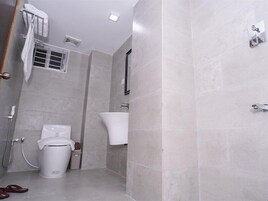 Habitación Deluxe | Baño | Cabezal de ducha tipo lluvia y artículos de higiene personal de diseño