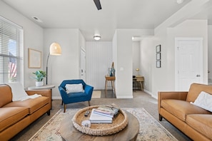 Smart-TV, Videospiele, Tischfußball, Tischtennisplatte