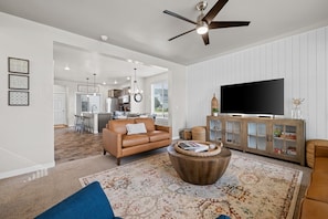 Smart-TV, Videospiele, Tischfußball, Tischtennisplatte