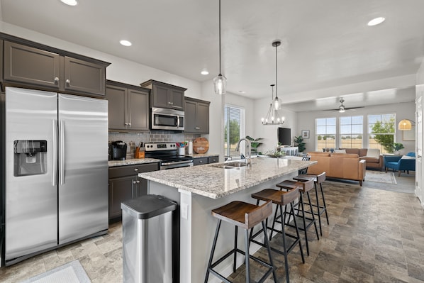 Kühlschrank, Mikrowelle, Ofen, Herdplatte