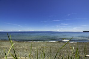 Playa en los alrededores y toallas de playa 