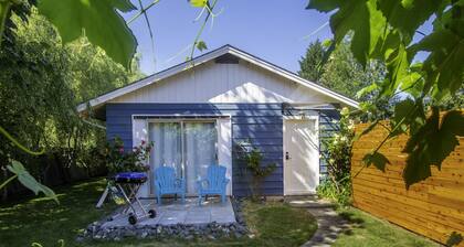 Lil Q Modern Cottage - 3 min from the beach!