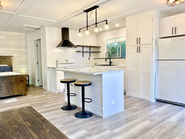 Refrigerador, microondas, horno y parrilla de estufa 