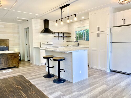 Lil Q Modern Cottage - 3 min from the beach!