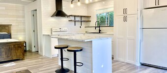 Lil Q Modern Cottage - 3 min from the beach!