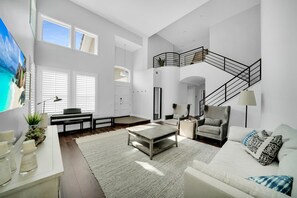 Smart TV, fireplace - Flora Vista-Saltwater POOL! Close to Beach! Shopping! Family Friendly Play Park! (San Clemente)