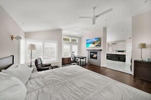 4 bedrooms, desk, iron/ironing board, free WiFi - Flora Vista-Saltwater POOL! Close to Beach! Shopping! Family Friendly Play Park! (San Clemente)