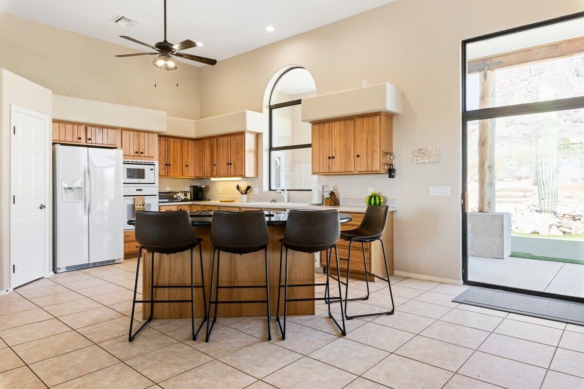 Full-size fridge, microwave, oven, stovetop