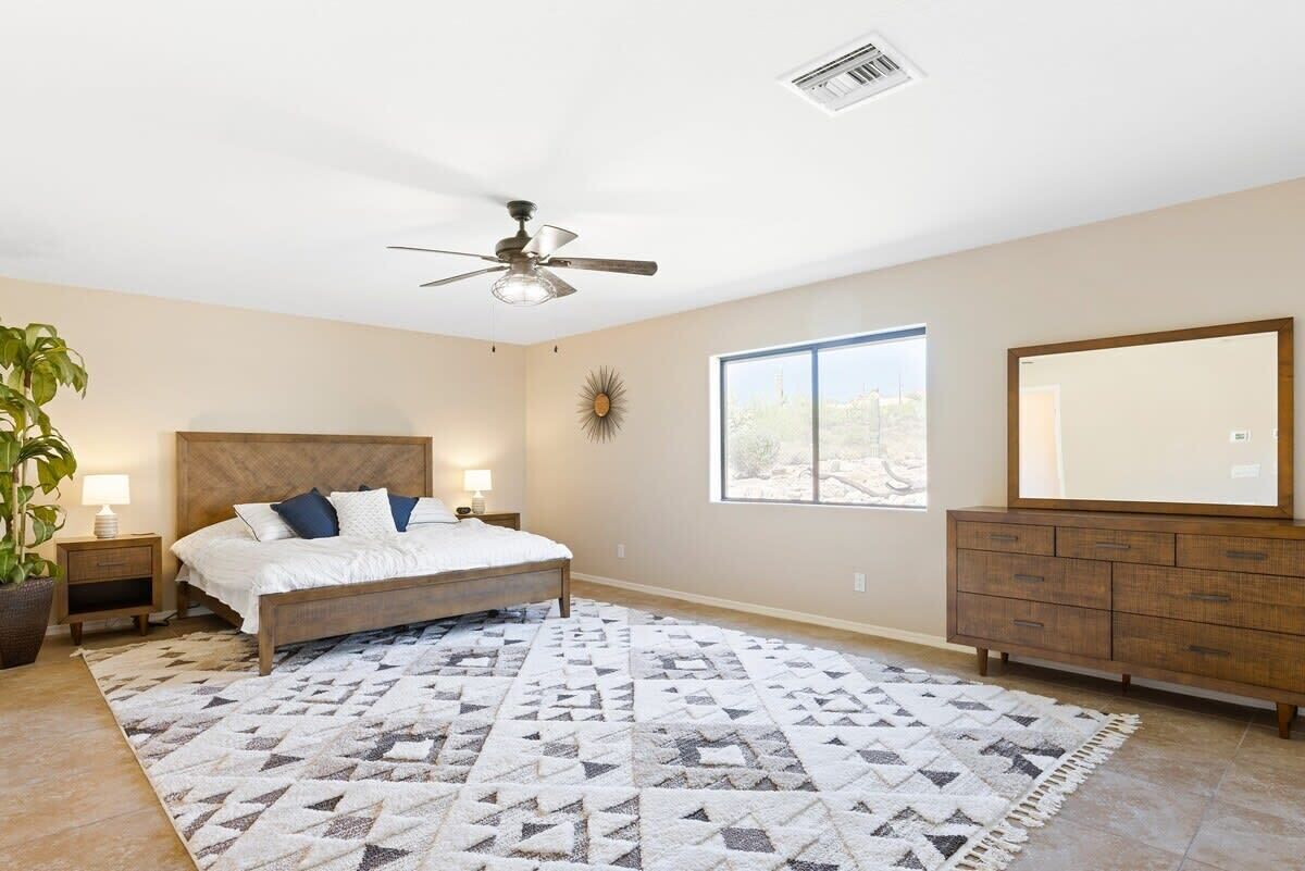 3 habitaciones, escritorio y tabla de planchar con plancha 