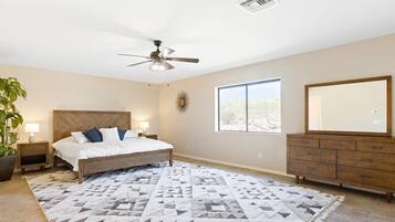 3 habitaciones, escritorio y tabla de planchar con plancha