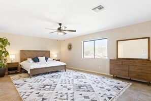 3 Schlafzimmer, Schreibtisch, Bügeleisen/Bügelbrett, Reisekinderbett