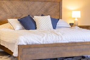 3 slaapkamers, een bureau, een strijkplank/strijkijzer, reisbedje