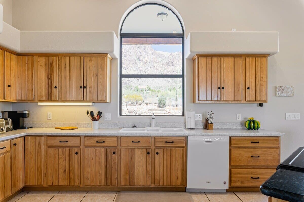 Grand réfrigérateur, micro-ondes, four, plaque de cuisson