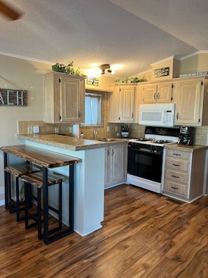 Frigorifero, microonde, forno, piano cottura