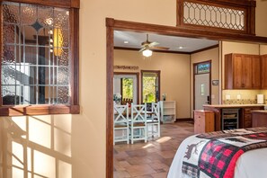 2 makuuhuonetta, työpöytä, silitysrauta/-lauta, vauvan matkasänky