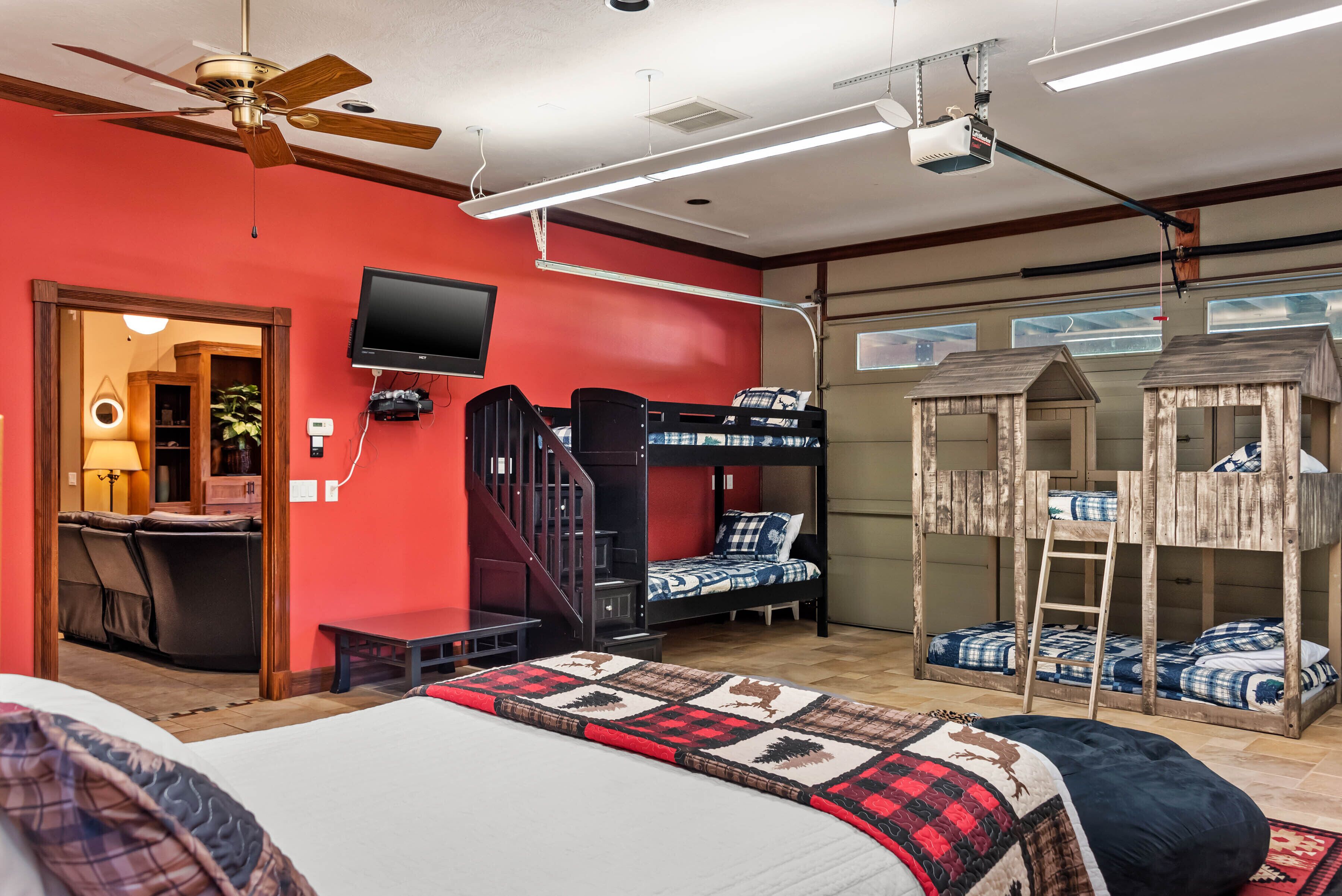 2 makuuhuonetta, työpöytä, silitysrauta/-lauta, vauvan matkasänky