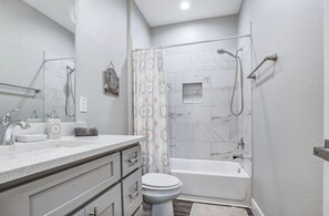 Combined shower/tub, towels