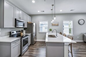 Réfrigérateur, four à micro-ondes, un four, surface de cuisson