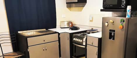 Refrigerador, microondas y tostadora