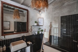 Villa, 3 Bedrooms | Bathroom | Free toiletries, bathrobes, towels