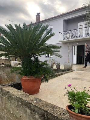 Maison, 3 chambres, fumeurs, balcon | Jardin