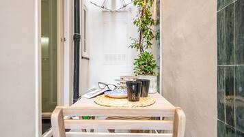 Apartment, 2 Bedrooms, Patio | Dining
