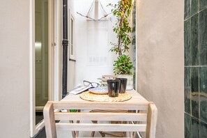 Appartement, 2 chambres, patio | Restauration