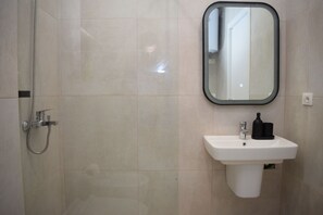 Bathroom - Francis Apartment, San Pietro Hotel Residences (Ishëm)