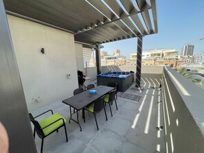 Balcony - Best Townhouse On Jcv 4 Bedrooms With Jacuzzi (Dubai)