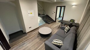 Living room - Best Townhouse On Jcv 4 Bedrooms With Jacuzzi (Dubai)