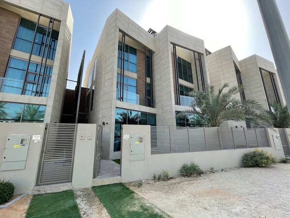 Exterior - Best Townhouse On Jcv 4 Bedrooms With Jacuzzi (Dubai)