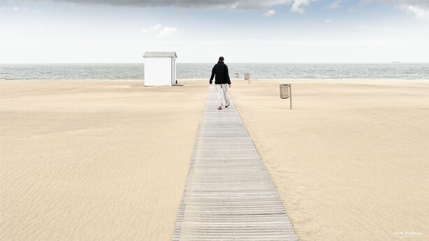A wooden boardwalk leading to a beach with a small white structure and a lifeguard stand. - House With Free Parking 15min From The Airport (Charleroi)