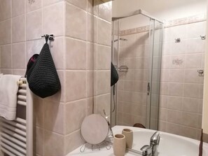 Appartement, 1 chambre, vue sur la ville | Commodités de la salle de bain | Papier de toilette