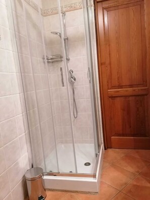 Appartement, 1 chambre, vue sur la ville | Douche de la salle de bain