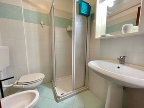 Leilighet, 1 soverom, balkong, bassengutsikt | Bad